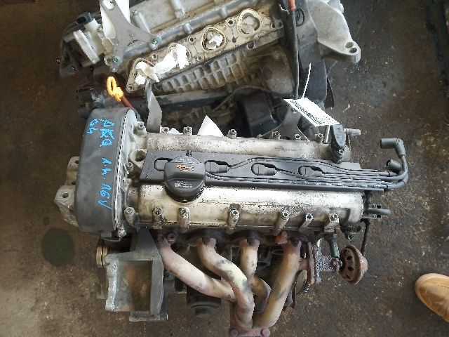 bontott VW GOLF IV Motor (Fűzött blokk hengerfejjel)