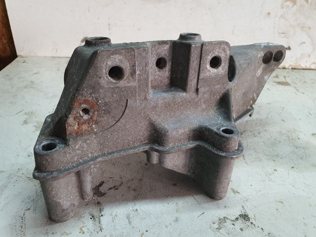 bontott VW GOLF IV Motor Tartó Bak (Fém)