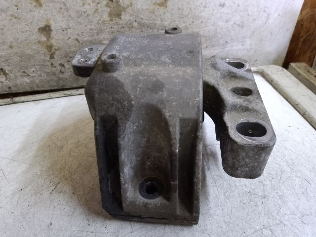 bontott VW GOLF IV Motor Tartó Bak (Fém)