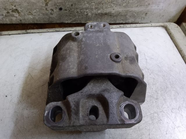 bontott VW GOLF IV Motor Tartó Bak (Fém)