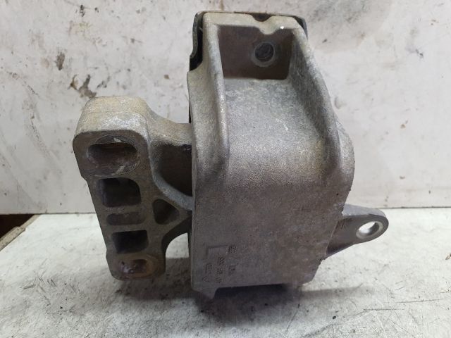 bontott VW GOLF IV Motor Tartó Bak (Fém)