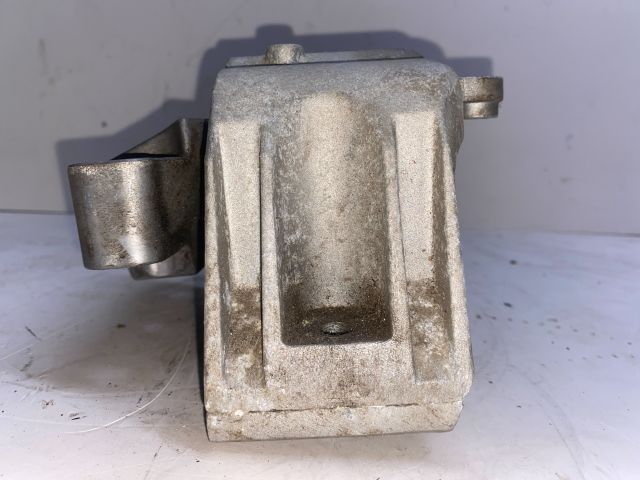 bontott VW GOLF IV Motor Tartó Bak Jobb