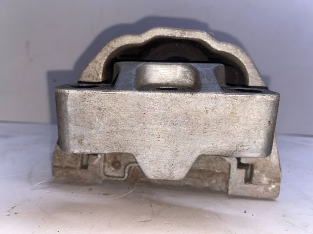 bontott VW GOLF IV Motor Tartó Bak Jobb