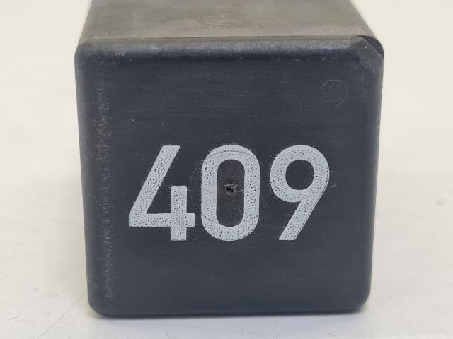 bontott VW GOLF IV Üzemanyag Szivattyú Relé