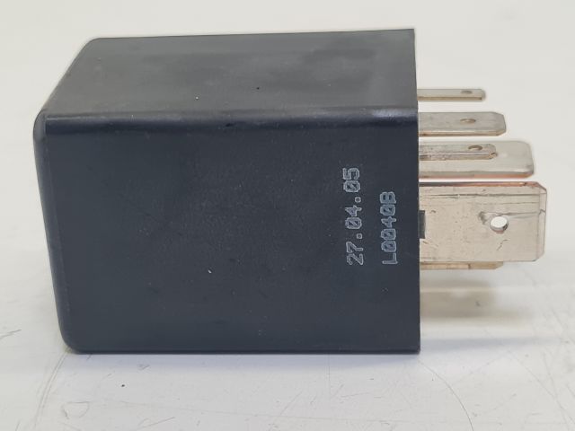 bontott VW GOLF IV Üzemanyag Szivattyú Relé