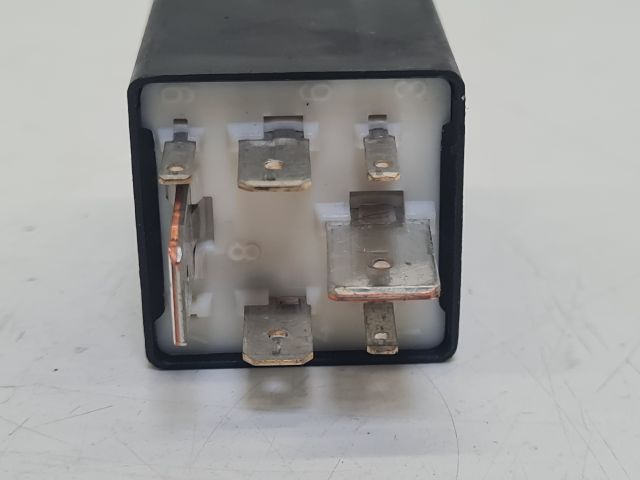 bontott VW GOLF IV Üzemanyag Szivattyú Relé