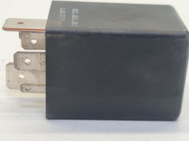 bontott VW GOLF IV Üzemanyag Szivattyú Relé