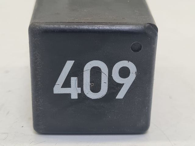 bontott VW GOLF IV Üzemanyag Szivattyú Relé