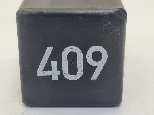 bontott VW GOLF IV Üzemanyag Szivattyú Relé