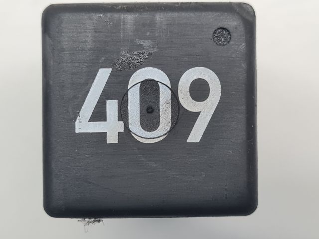 bontott VW GOLF IV Üzemanyag Szivattyú Relé