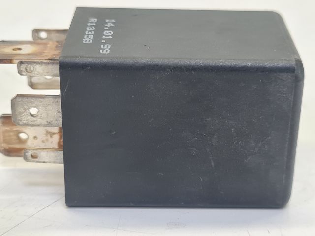 bontott VW GOLF IV Üzemanyag Szivattyú Relé