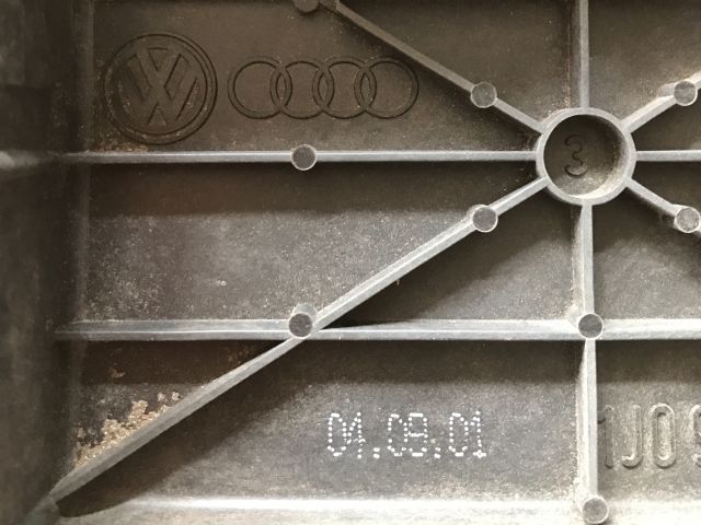 bontott VW GOLF IV Biztosítéktábla Motortér