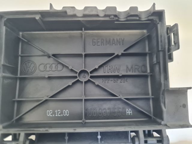 bontott VW GOLF IV Biztosítéktábla Motortér