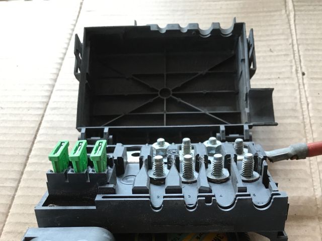 bontott VW GOLF IV Biztosítéktábla Motortér