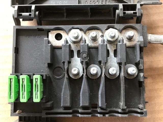 bontott VW GOLF IV Biztosítéktábla Motortér