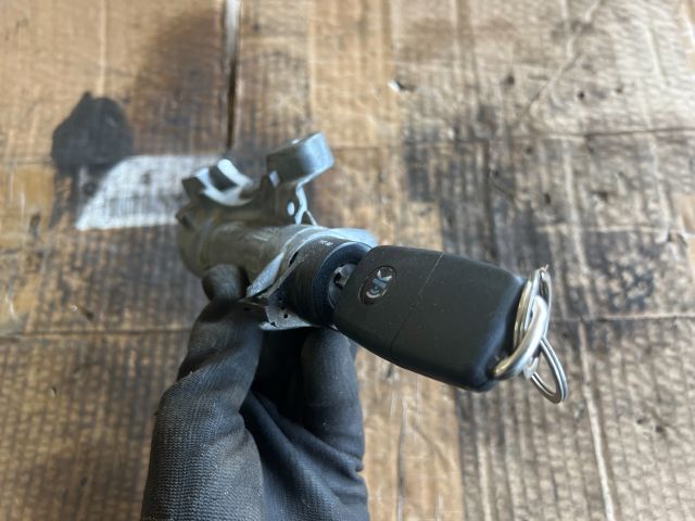 bontott VW GOLF IV Gyújtáskapcsoló Házzal