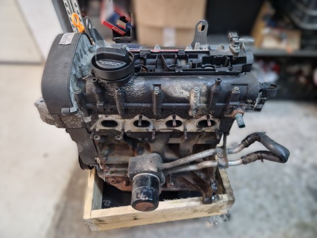 bontott VW GOLF IV Motor (Fűzött blokk hengerfejjel)