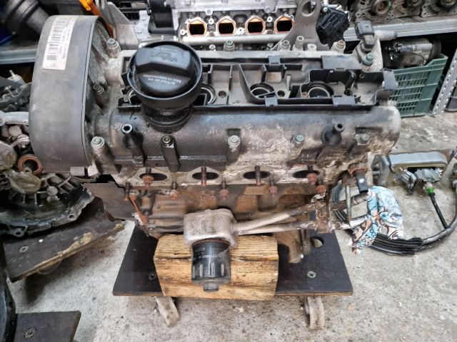 bontott VW GOLF IV Motor (Fűzött blokk hengerfejjel)