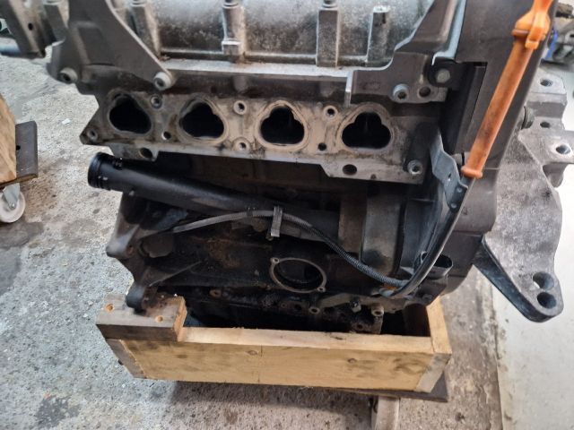 bontott VW GOLF IV Motor (Fűzött blokk hengerfejjel)