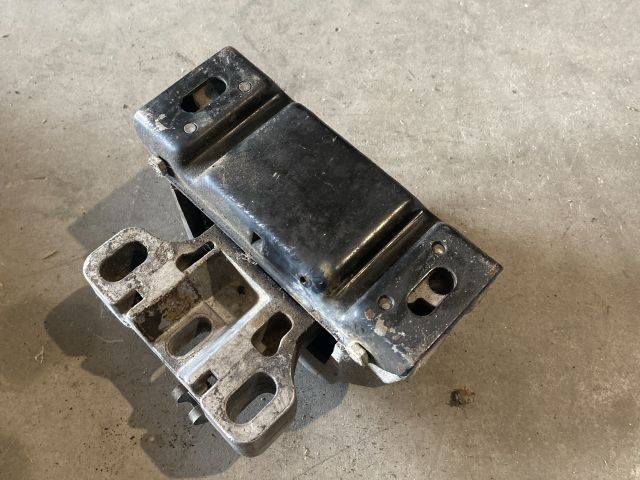 bontott VW GOLF IV Motor Tartó Bak (Fém)