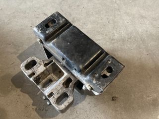 bontott VW GOLF IV Motor Tartó Bak (Fém)
