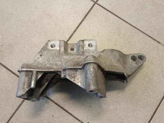 bontott VW GOLF IV Motor Tartó Bak (Pozíciófüggetlen)