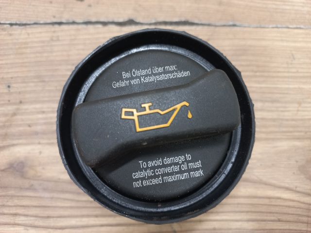 bontott VW GOLF IV Olajbeöntő Sapka