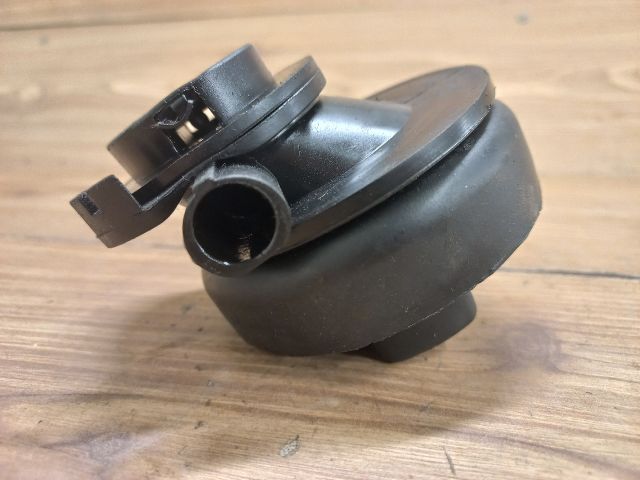 bontott VW GOLF IV Olajbeöntő Sapka