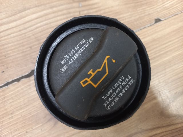 bontott VW GOLF IV Olajbeöntő Sapka