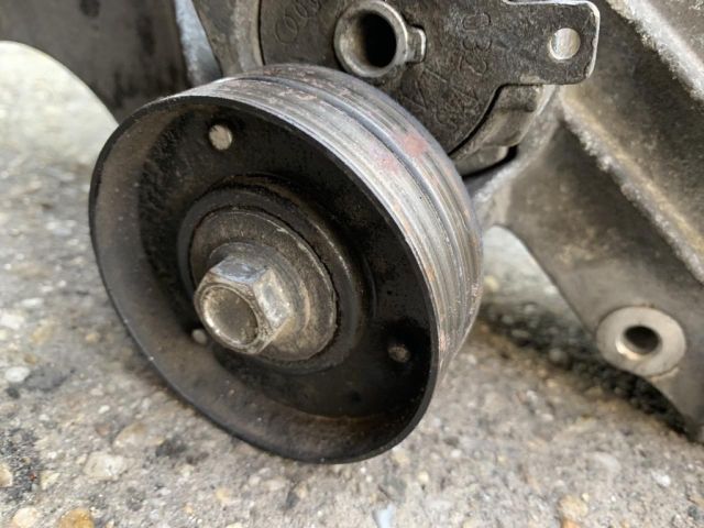 bontott VW GOLF IV Szíjfeszítő Görgő