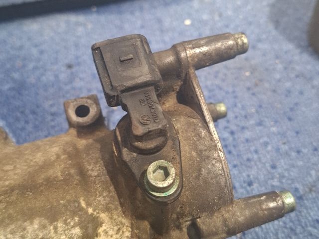 bontott VW GOLF IV Vezérműtengely Házzal