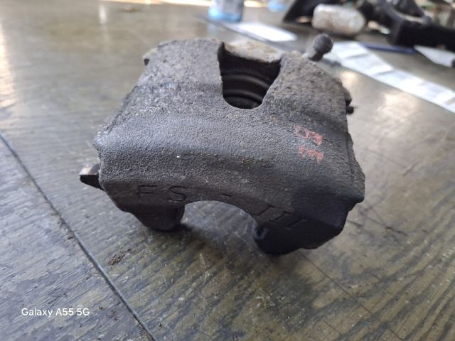 bontott VW GOLF IV Bal első Féknyereg Munkahengerrel