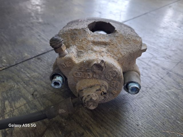 bontott VW GOLF IV Bal első Féknyereg Munkahengerrel