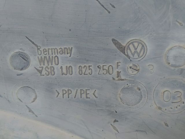 bontott VW GOLF IV Középső Motorburkolat