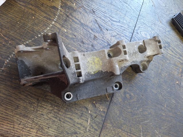 bontott VW GOLF IV Generátor Tartó Bak