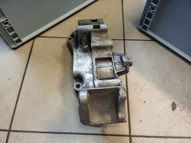 bontott VW GOLF IV Generátor Tartó Bak