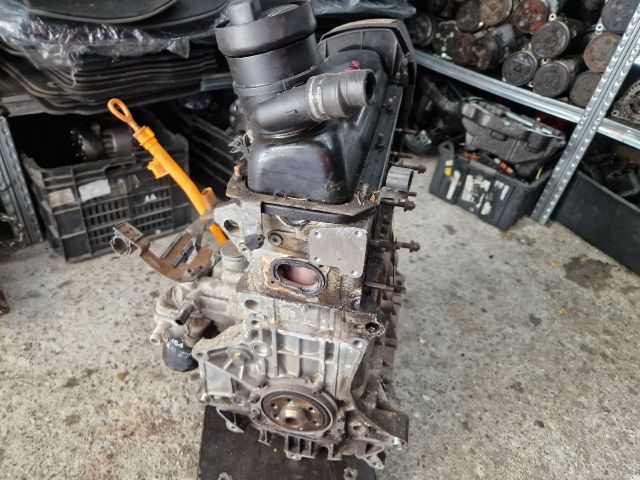 bontott VW GOLF IV Motor (Fűzött blokk hengerfejjel)