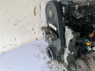 bontott VW GOLF IV Motor (Fűzött blokk hengerfejjel)