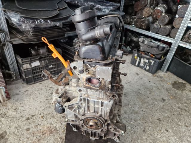 bontott VW GOLF IV Motor (Fűzött blokk hengerfejjel)