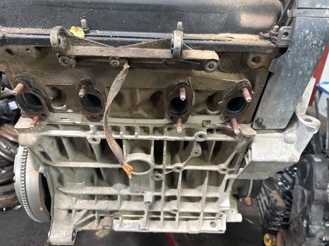 bontott VW GOLF IV Motor (Fűzött blokk hengerfejjel)