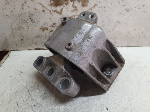 bontott VW GOLF IV Motor Tartó Bak (Fém)