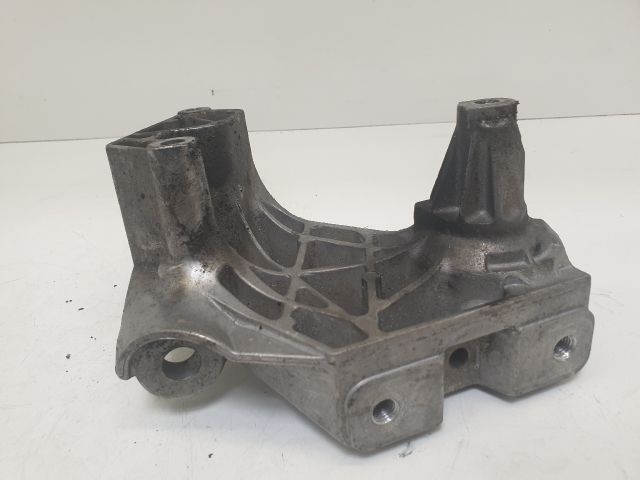 bontott VW GOLF IV Motor Tartó Bak Jobb