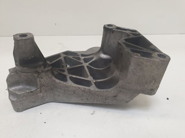 bontott VW GOLF IV Motor Tartó Bak Jobb