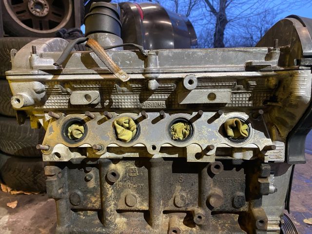 bontott VW GOLF IV Motor (Fűzött blokk hengerfejjel)