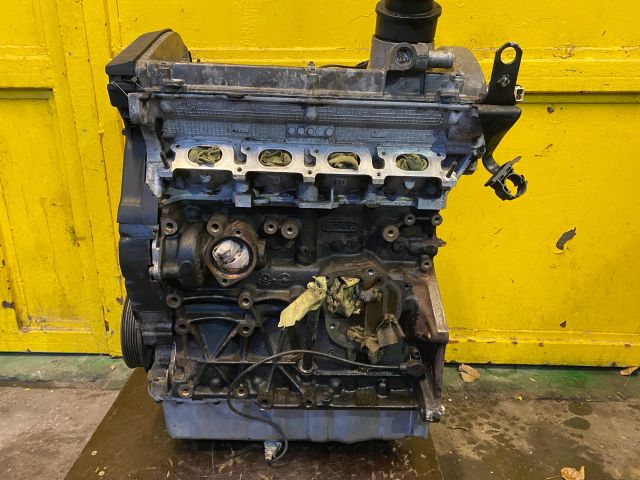 bontott VW GOLF IV Motor (Fűzött blokk hengerfejjel)