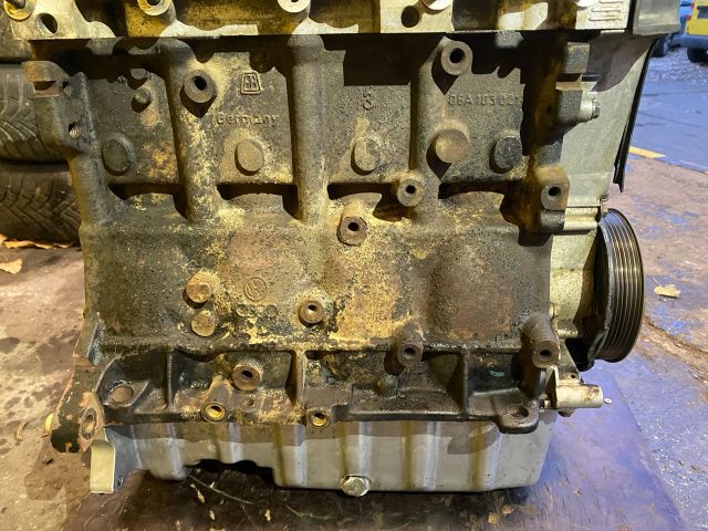 bontott VW GOLF IV Motor (Fűzött blokk hengerfejjel)