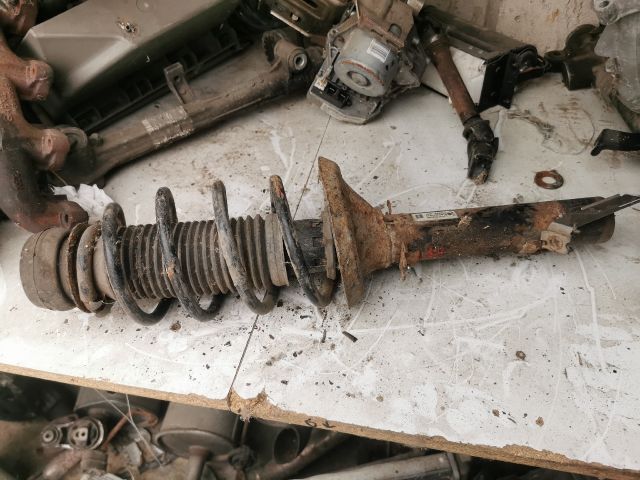 bontott VW GOLF IV Bal első Gólyaláb (Lengécsillapító, Rugó)