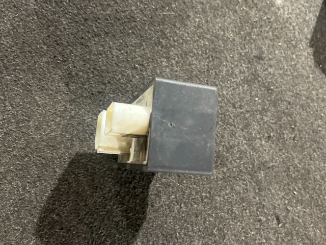 bontott VW GOLF IV Hűtőventilátor Relé