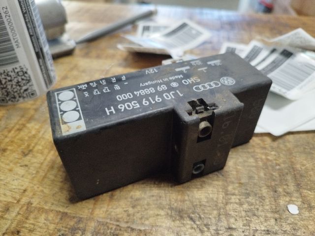 bontott VW GOLF IV Hűtőventilátor Relé