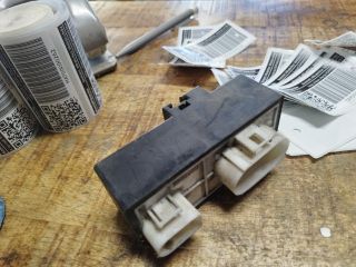 bontott VW GOLF IV Hűtőventilátor Relé